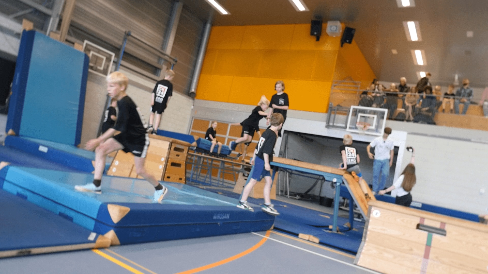 Freerunners en trainers tijdens een training van ZERO Freerunning