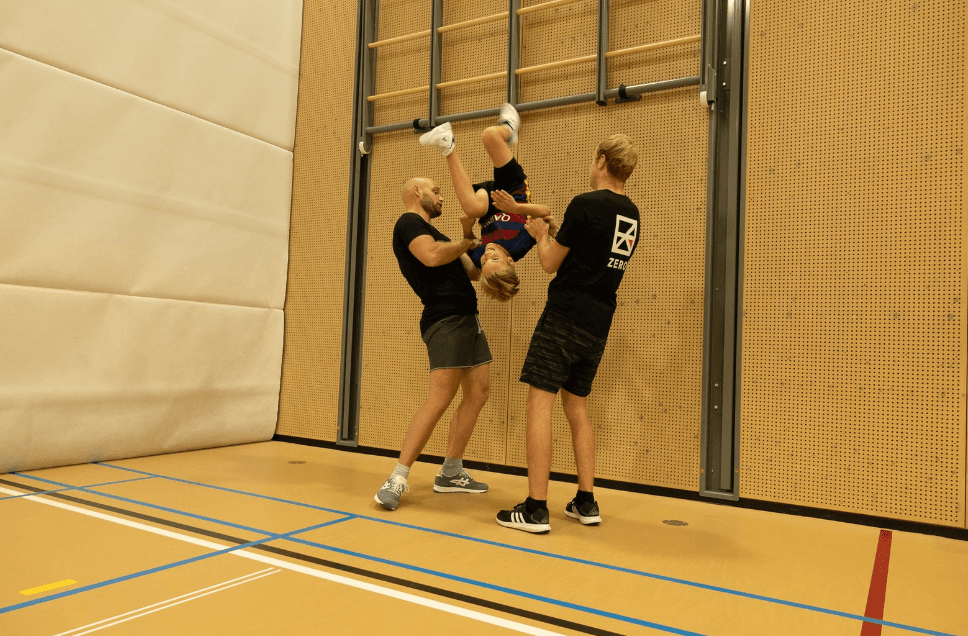Twee ZERO-trainers spotten een jonge freerunner bij een salto