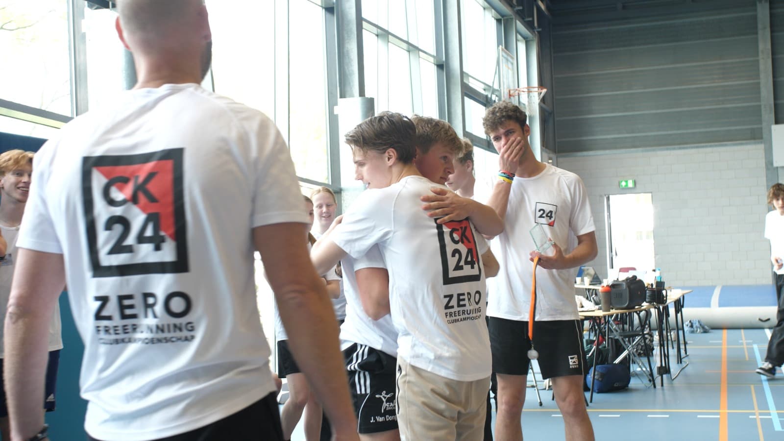 ZERO-sporters feliciteren elkaar na een prestatie
