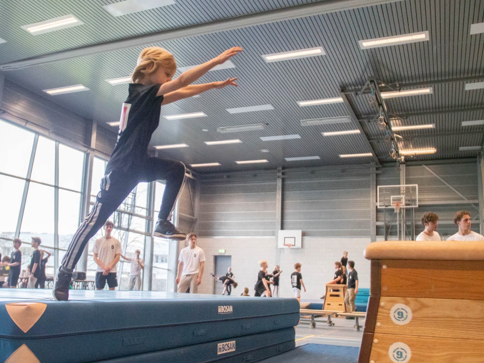 Jonge freerunner oefent een gecontroleerde landing tijdens een ZERO-les